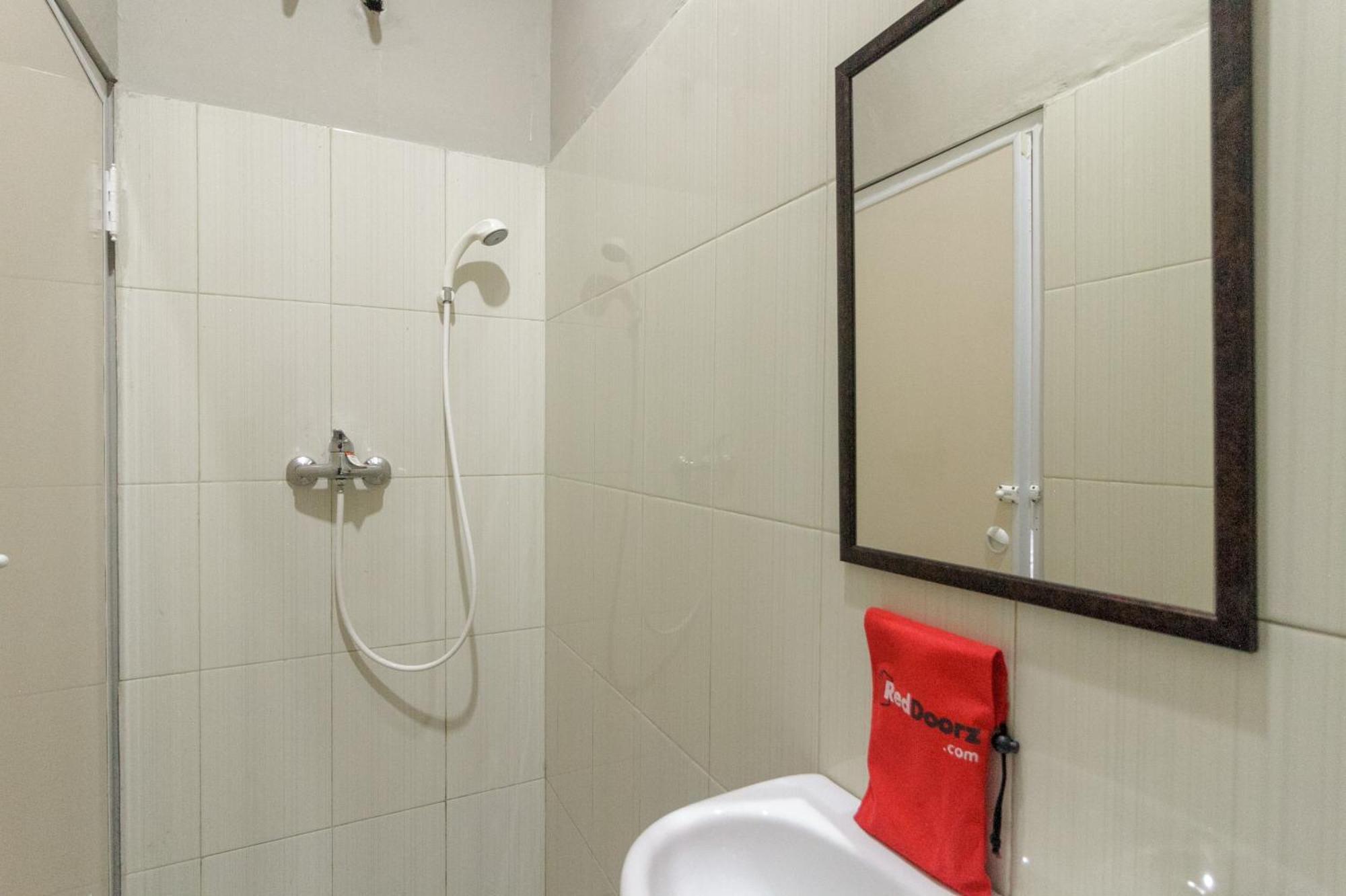 Reddoorz Near Puri Indah Mall Джакарта Екстер'єр фото